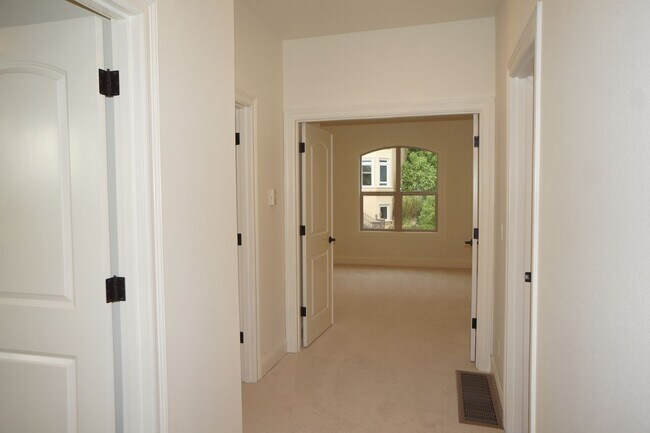 Building Photo - Exquisite NW Portland 4 bedroom with panoramic views