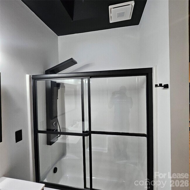 Building Photo - 1002 Crawford Rd