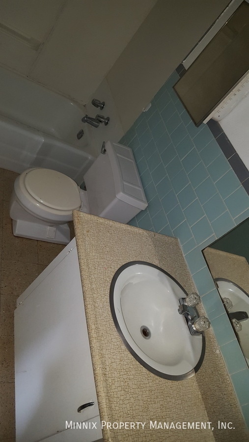 Building Photo - 701 W 4th St