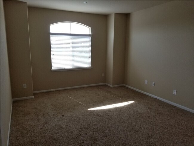 Building Photo - 2880 Donnell Dr
