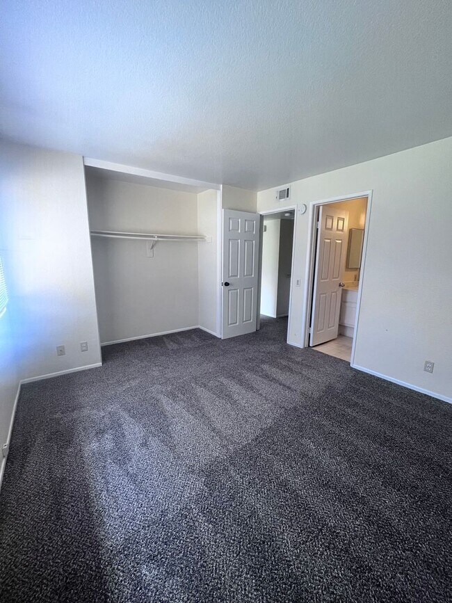 Building Photo - 3 Bedroom Condo in Mentone