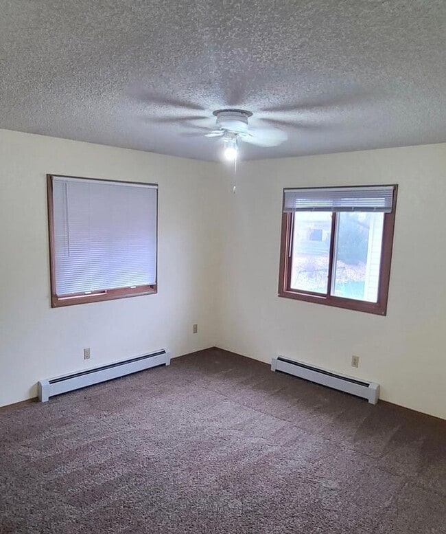 Building Photo - Bright & Roomy 2 Bedroom Apartment in Gree...