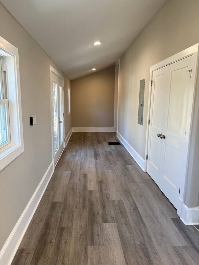 Building Photo - 4 Bedroom Fully Remodeled House Located in Five Points!