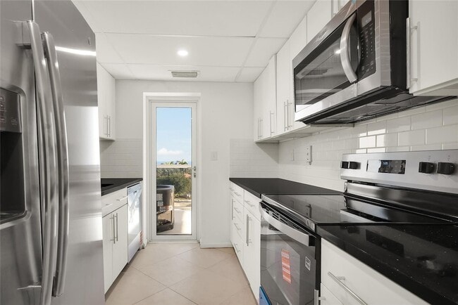 Building Photo - 2715 N Ocean Blvd