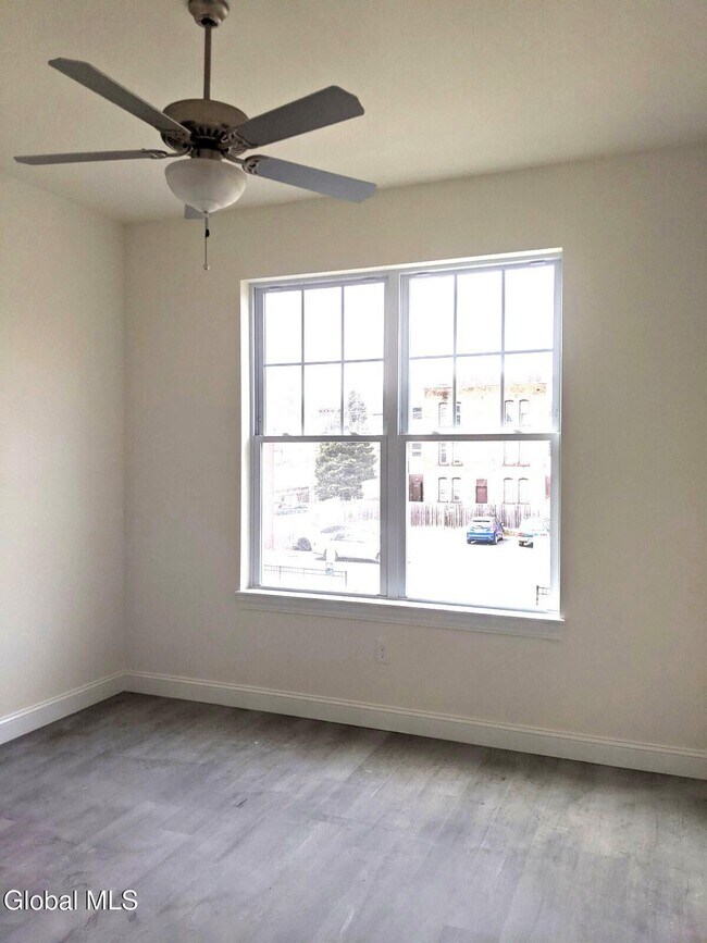 Building Photo - 12 White St