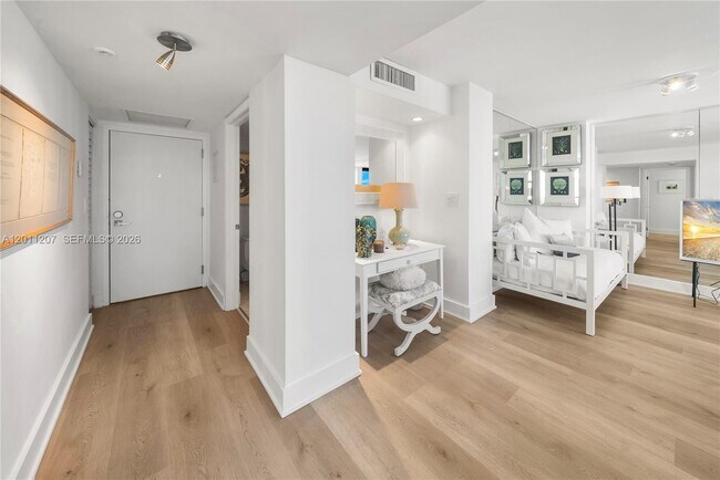 Building Photo - 2555 Collins Ave