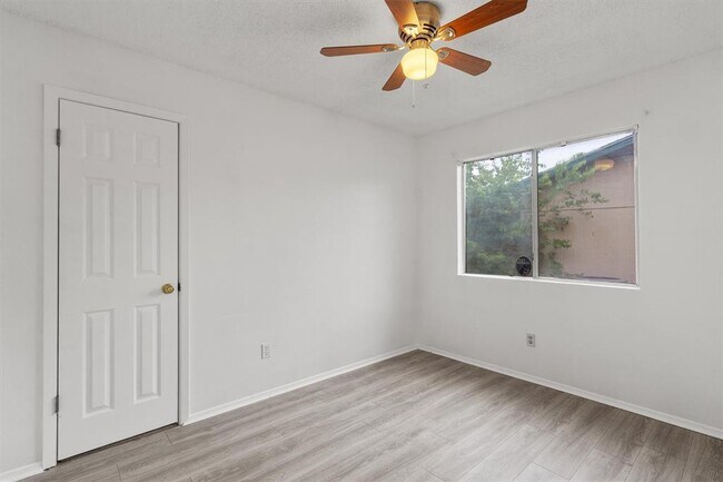 Building Photo - 701 Riverwood Dr