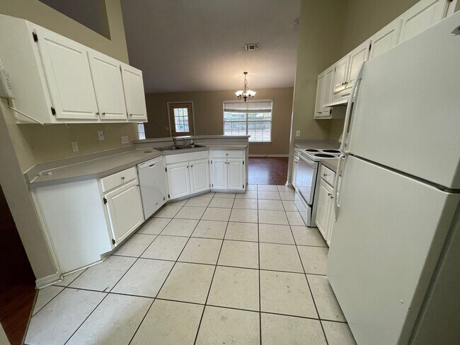 Building Photo - MOVE IN SPECIAL - 1 WEEK FREE RENT - MINUT...