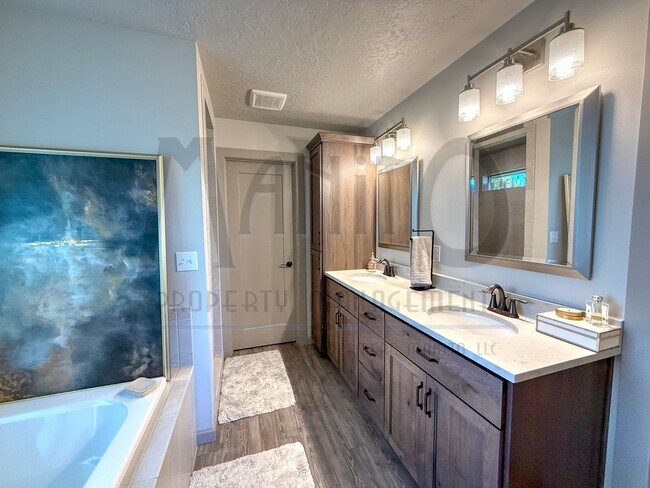 Building Photo - Spacious Eagle Ridge Home