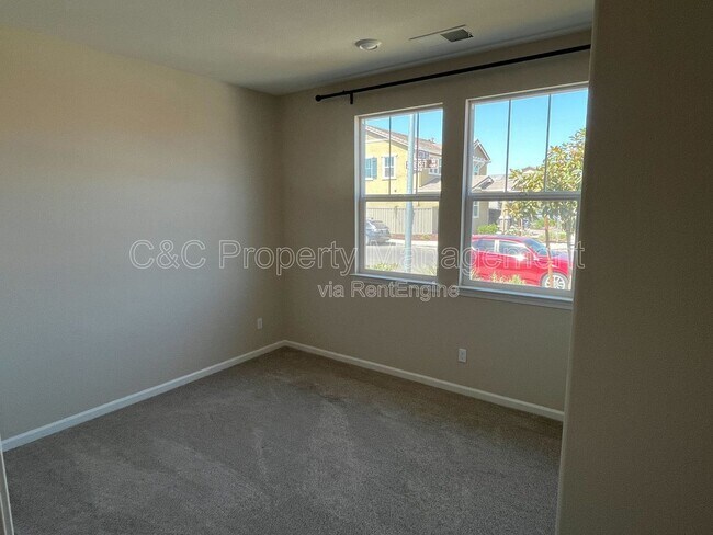 Building Photo - 608 Somerset Way