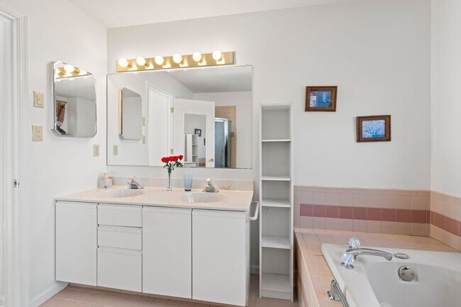 Building Photo - Beautifully Renovated Townhome in The Ridings at Brookside – Macungie