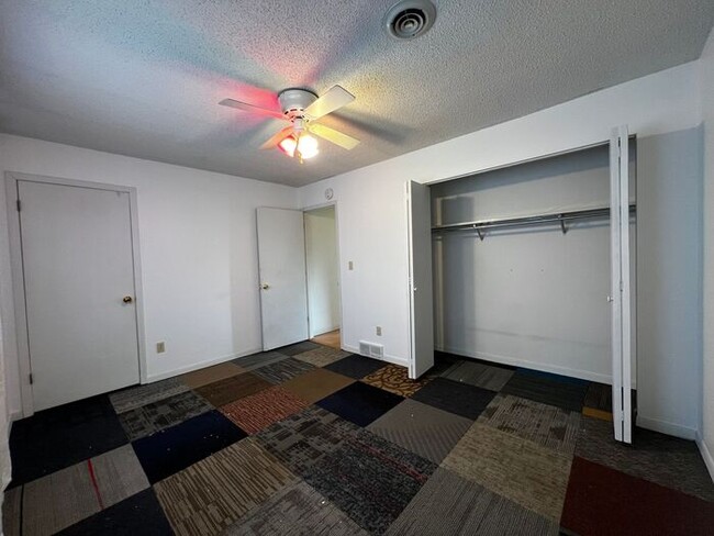 Building Photo - $1,395 | 3 Bedroom, 1.5 Bathroom Townhome ...