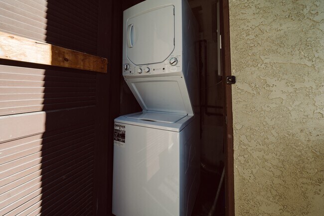 Building Photo - 2637 1/2 C St