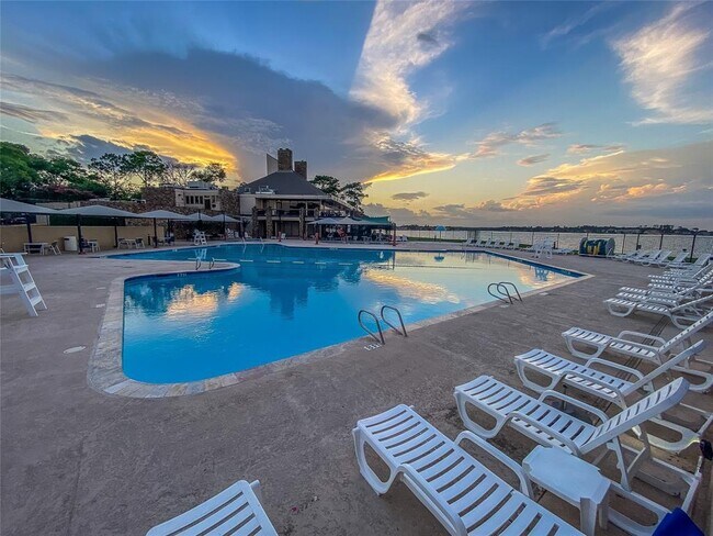 Building Photo - 12100 Melville Dr