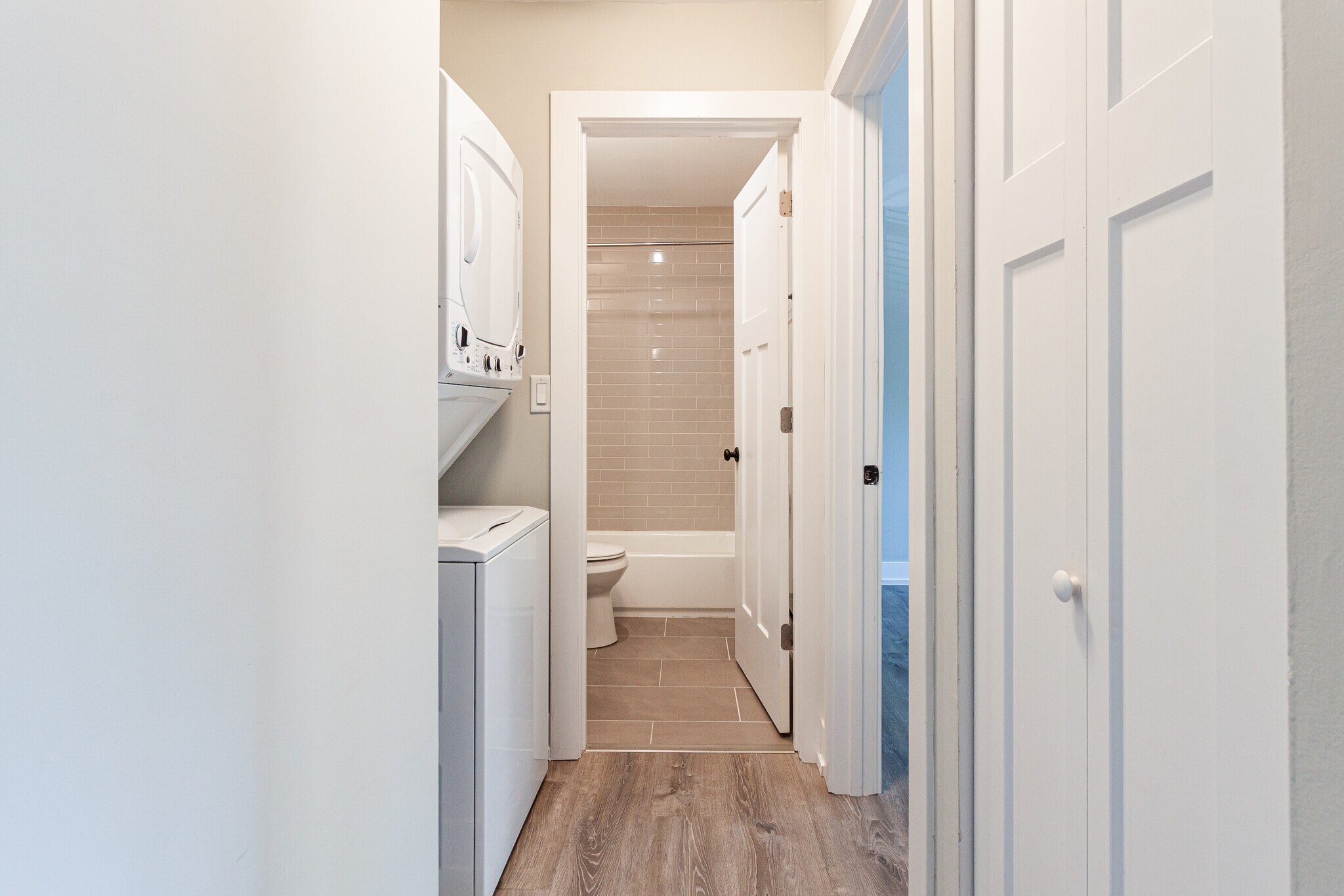 Building Photo - 525 W Surf St