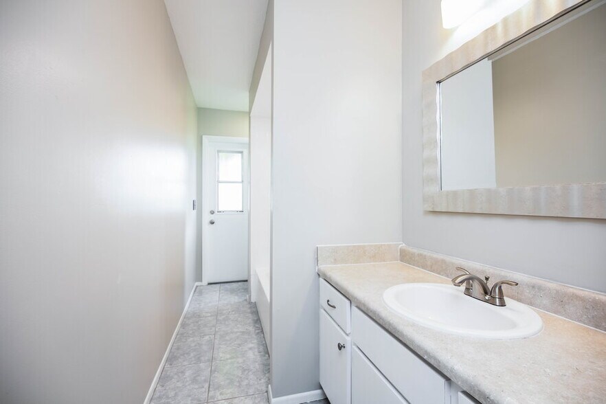 Building Photo - 817 SW 9th Ave