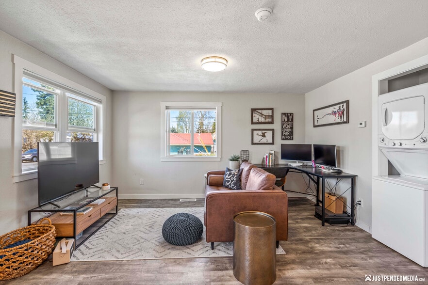 Furnished - 1027 Juneau St