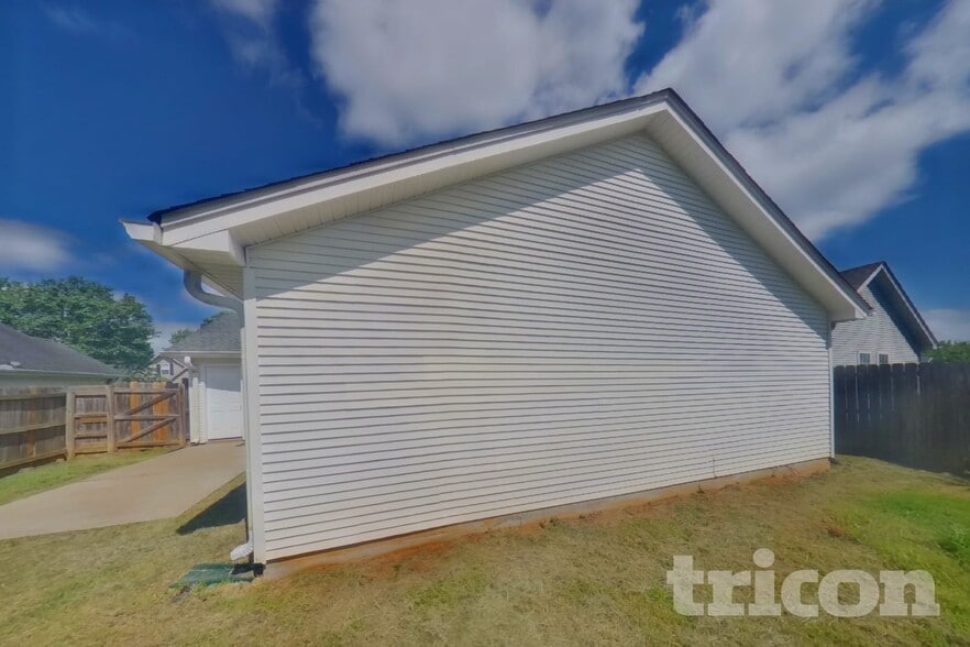 Building Photo - 2721 Painted Pony Dr