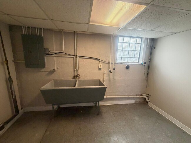 Building Photo - For rent - Spacious 3 Bed / 2 Bath Home