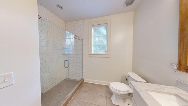 Building Photo - 345 Cloverdale Rd