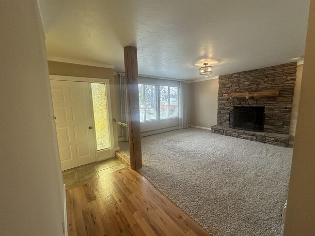 Building Photo - Cute country home available!