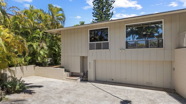 Building Photo - Large Kailua Beachside Home w/ beautiful y...