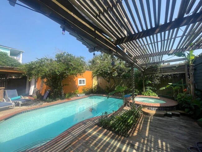 Building Photo - 2317 Bernardo De Galvez Ave
