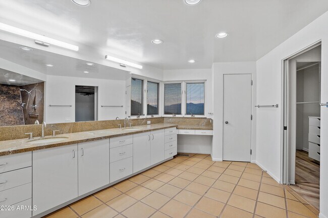 Building Photo - 6700 E Hawksnest Rd