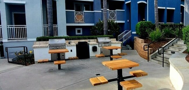 Building Photo - 2 Bed, 2 Bath located within Point Loma an...