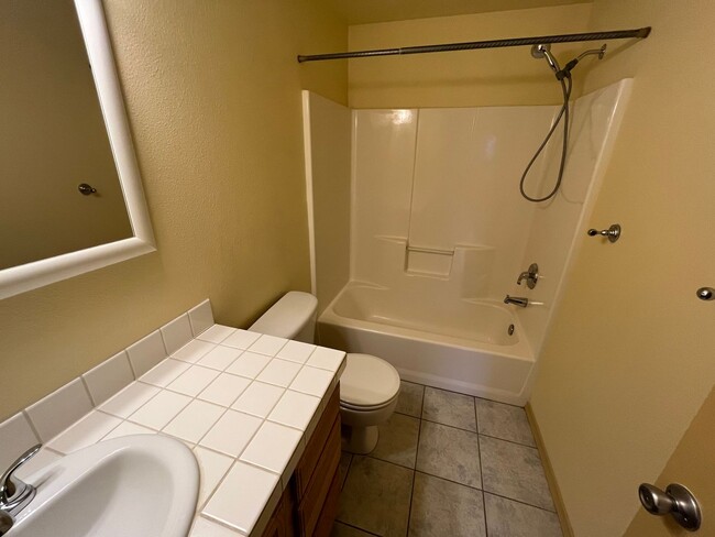 Building Photo - 3 Bed/2 Bath Single Level Home in NE Bend - Fully Fenced Backyard