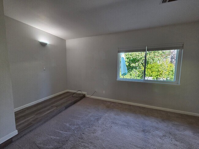 Building Photo - 19090 Hollow Ln