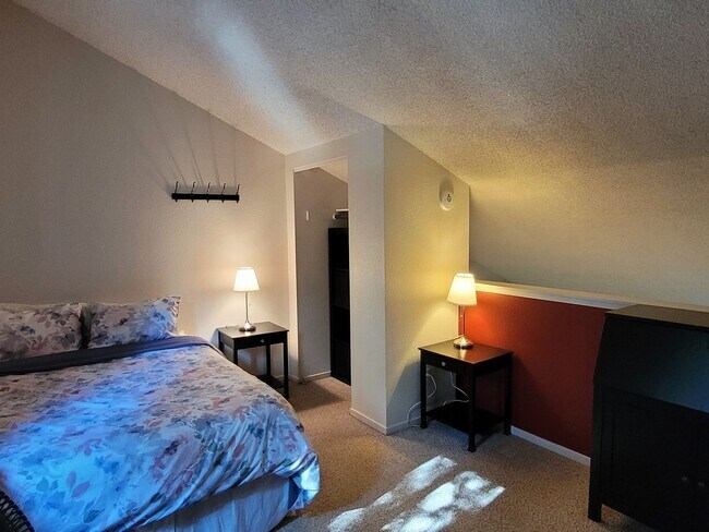 Building Photo - Mt. Bachelor Village Condo #207