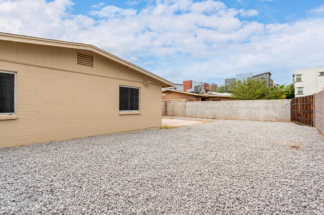 Building Photo - 1122 E Marny Rd