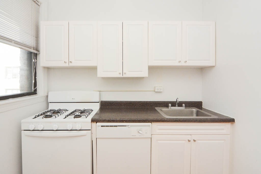 Building Photo - 3733 N Pine Grove Ave