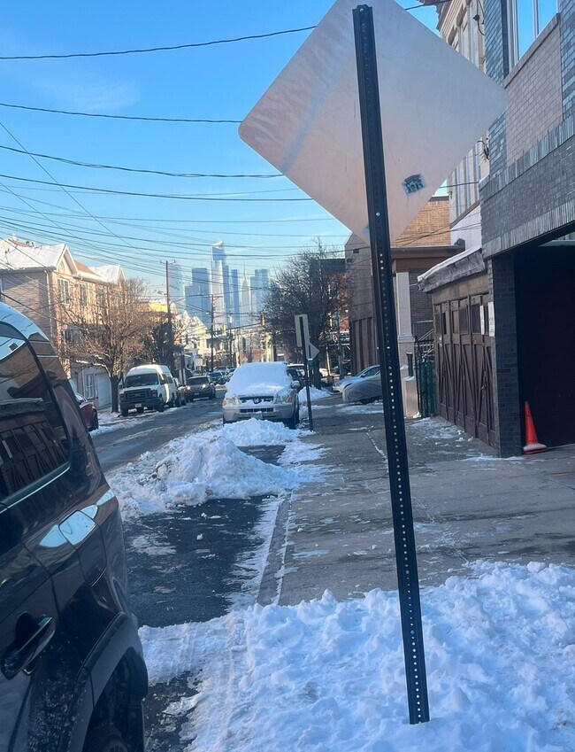 Building Photo - 417 19th St