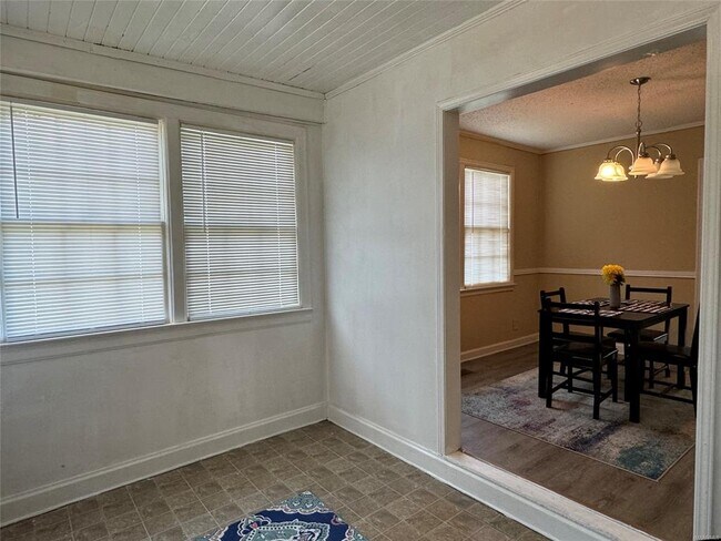 Building Photo - 2331 Woodlawn St