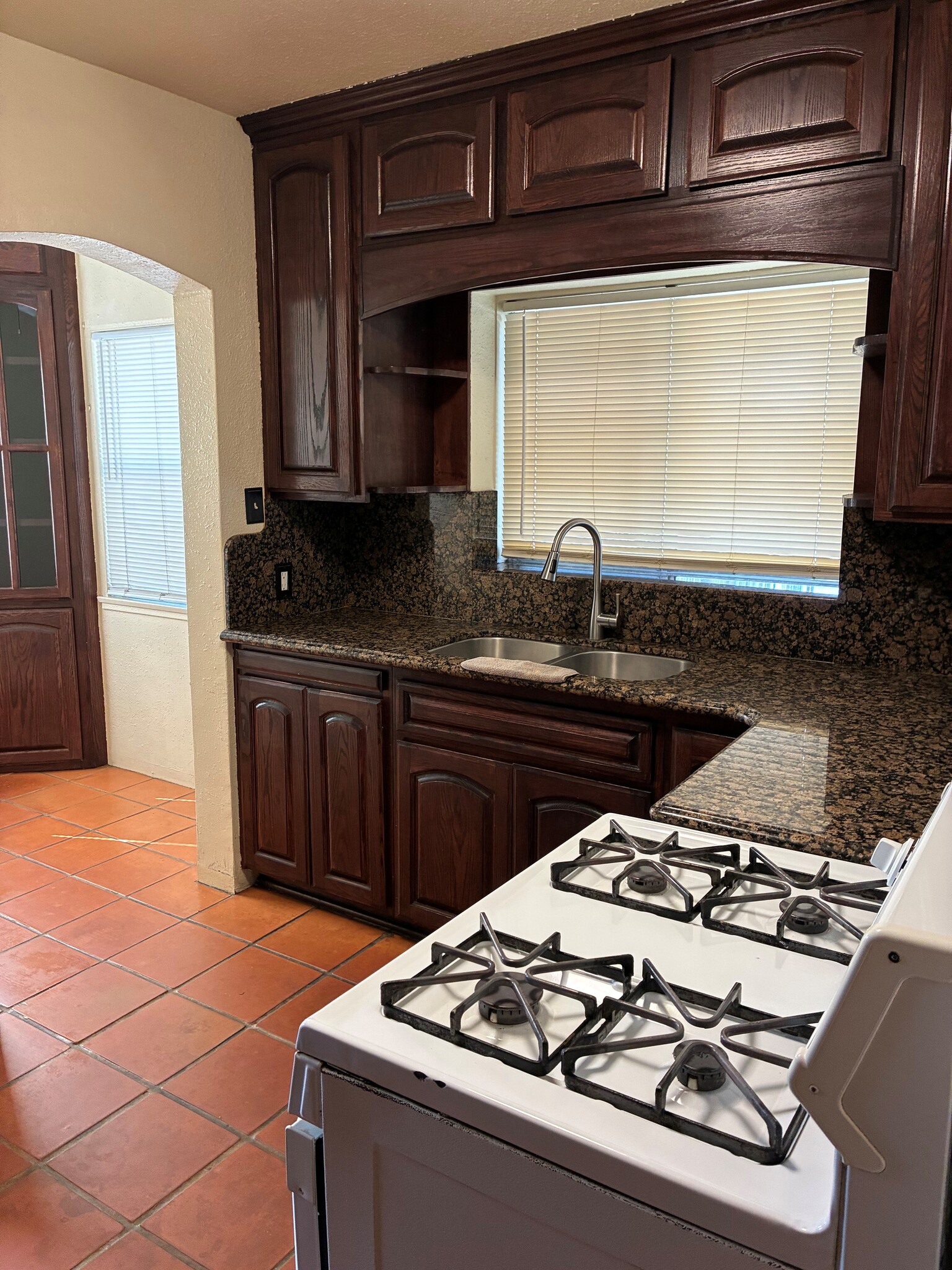 Kitchen w/ Granite Counterops - 2341 Pine Ave