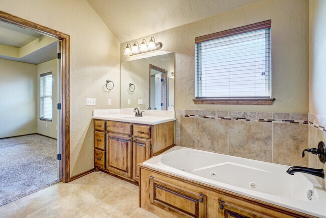 Building Photo - 1713 Pinewood Dr