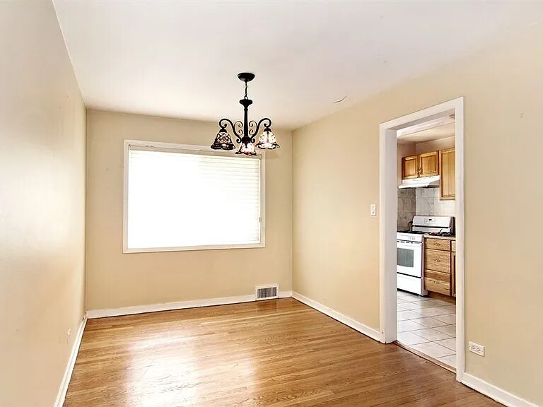 Building Photo - 2450 W Berwyn Ave