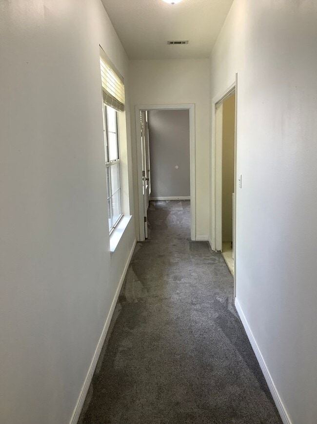 Building Photo - Spacious 3BR/3BA Townhome in PRIME location!!