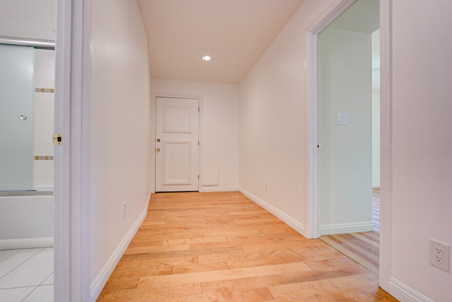 Building Photo - 22020 Village Way Dr