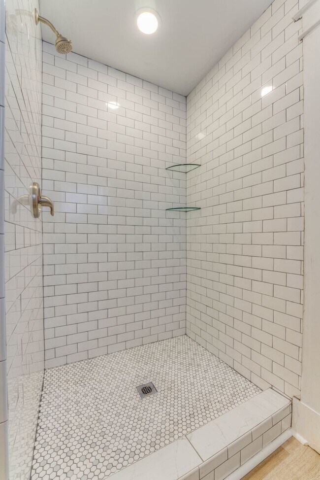 Building Photo - Beautifully renovated, open concept 3/2!