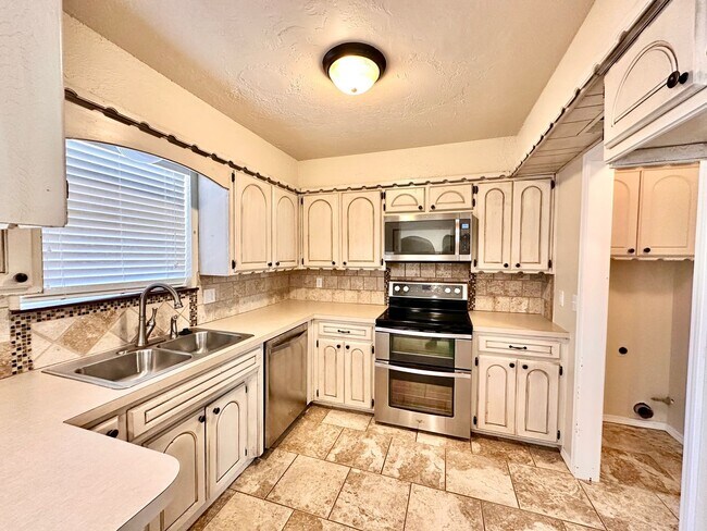 Building Photo - Spacious three bed home in Moore