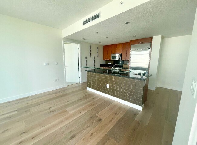 Building Photo - Stunning 1 bedroom, 1.5 bath in The Grande...