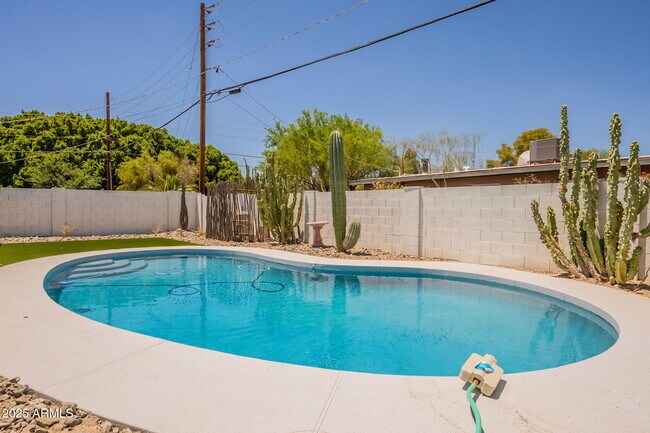 Building Photo - 1530 E Alameda Dr