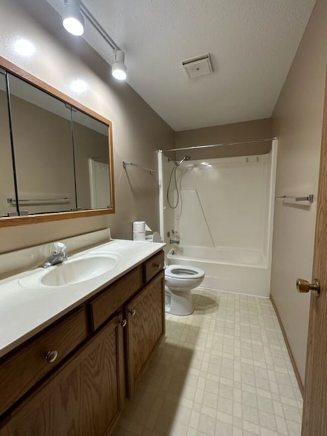 Building Photo - 2 bedroom 1 bath home in Chatham $1150.00