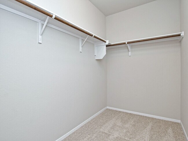 Building Photo - 5 BR + Office /2.5 BA - 2637 SF - Cloverle...