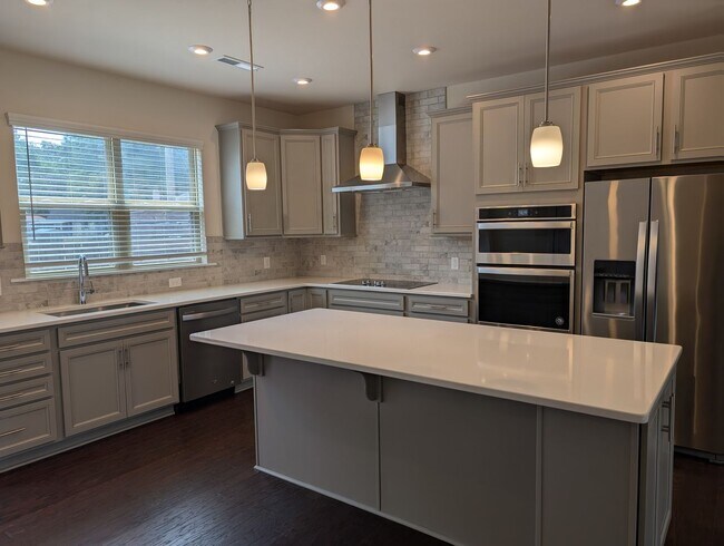 Building Photo - Georgeous townhome located in the Central ...
