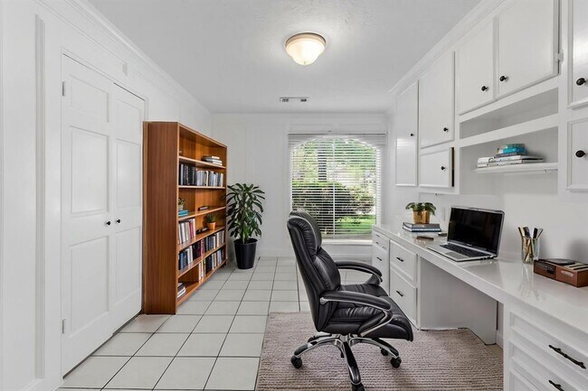 Building Photo - 18318 Mahogany Forest Dr