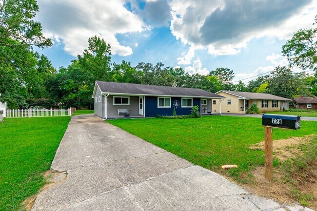 Building Photo - 726-728 W State Line Road